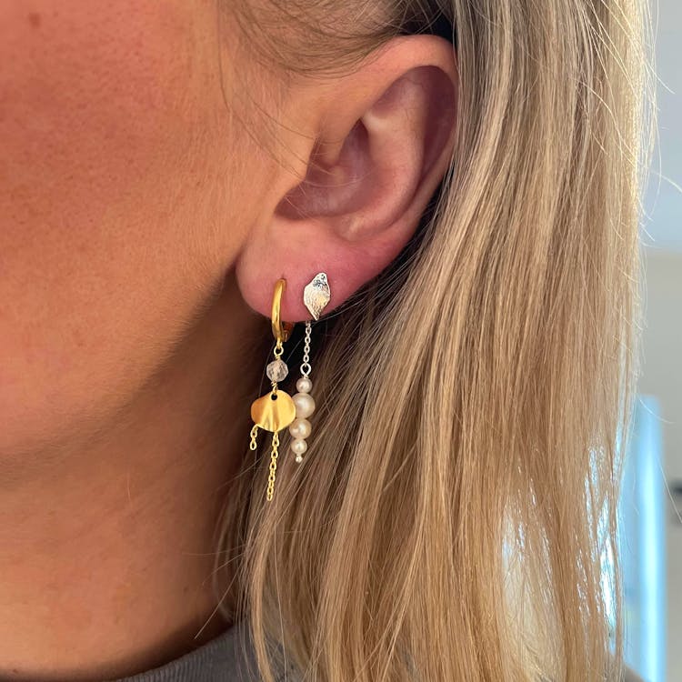 STINE A Jewelry Petit Pearl Berries Behind Ear Earring — Örhängen